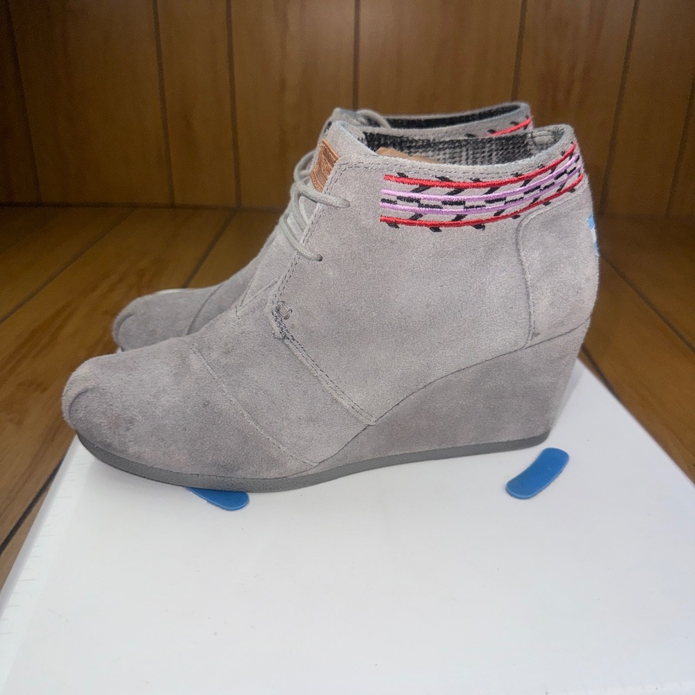 TOMS Desert Wedge Grey Suede Embroidered Lace Up Ankle Boots Womens 8.5